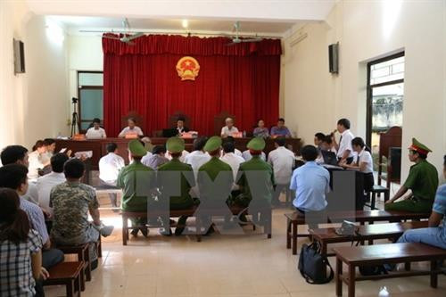 河内市美德县人民法院开庭审理同心乡十名前干部滥用职权案。（图片来源：越通社）