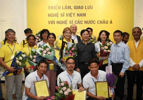 参加越南与亚洲各国艺术家交流会的艺术家合影 图自越通社