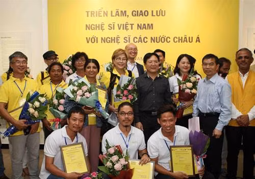 参加越南与亚洲各国艺术家交流会的艺术家合影 图自越通社 参加越南与亚洲各国艺术家交流会的艺术家合影 图自越通社