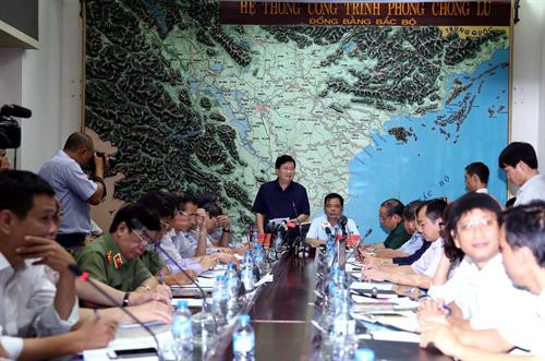 越南预防自然灾害中央指导委员会就防范暴雨洪灾工作召开紧急会议。(图片来源:越通社) 越南预防自然灾害中央指导委员会就防范暴雨洪灾工作召开紧急会议。(图片来源:越通社)