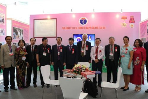 代表们参观展会。（图片来源：互联网）