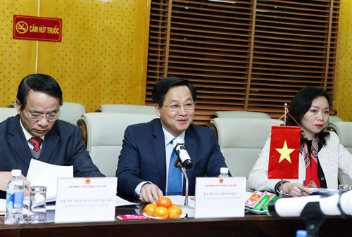 政府监察总署总监察黎明慨在会谈上发表讲话。（图片来源：越通社）