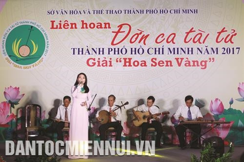 参加2017年胡志明市才子弹唱节的胡志明市第三郡文化中心才子弹唱俱乐部民间艺人的一个表演节目。