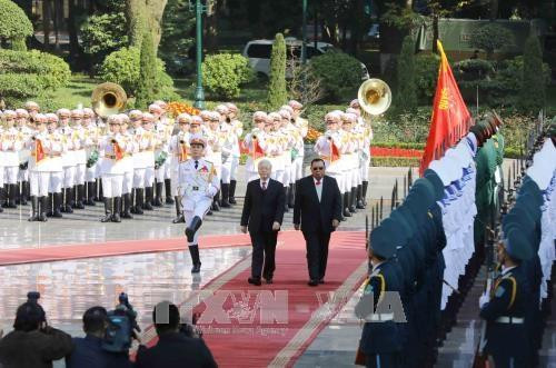 阮富仲（左）与老挝人革党中央总书记、国家主席本扬·沃拉吉检阅仪仗队。越通社记者 芳花 摄