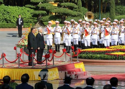 阮富仲在主席府举行隆重仪式，欢迎老挝人革党中央总书记、国家主席本扬·沃拉吉访越。越通社记者 芳花 摄