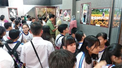 此次展会吸引众多学生前来参观。图自人民报网
