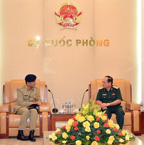 越南人民军副总参谋长阮方南上将会见了前来拜会的巴基斯坦驻泰国兼驻越南大使馆国防武官Syed Muhammad Raza Ul Hasnain大校。图自https://www.qdnd.vn