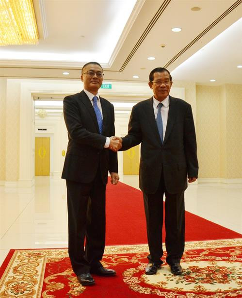 柬埔寨首相洪森（左）会见越南新任驻柬埔寨大使武光明。（图片来源：越通社）