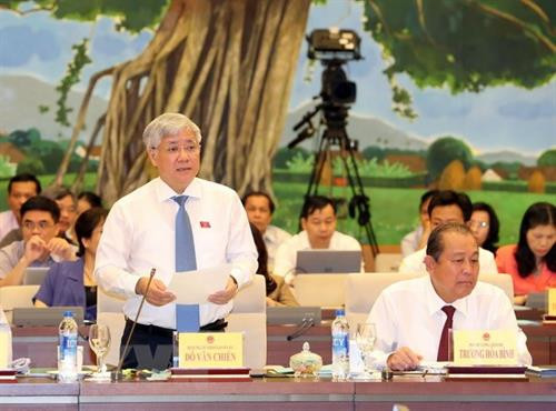 越南国会常务委员会第26次会议：越南政府民族委员会主任杜文战登台接受质询 ảnh 1