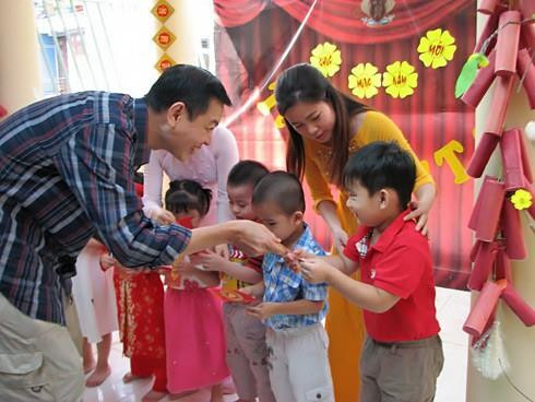 给小孩派压岁钱。(图片来源:互联网) 给小孩派压岁钱。(图片来源:互联网)