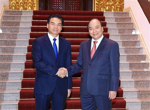 越南政府总理阮春福会见老挝总理府部长兼办公厅主任佩·蓬皮帕。图自越通社