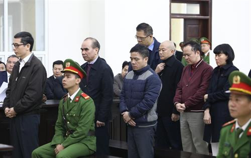 各名被告人在法庭上听审判委员会宣判。图自越通社 各名被告人在法庭上听审判委员会宣判。图自越通社