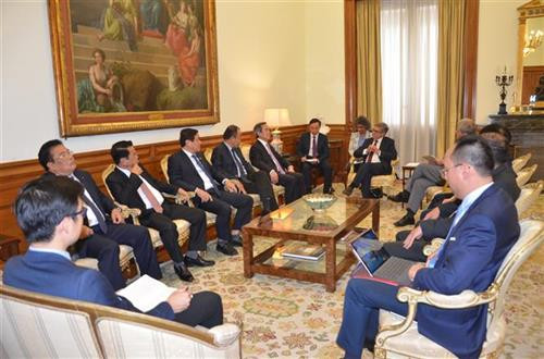 越南代表团与葡萄牙议会第一副议长若热·拉康(Jorge Lacao)举行工作会谈。图自越通社 越南代表团与葡萄牙议会第一副议长若热·拉康(Jorge Lacao)举行工作会谈。图自越通社