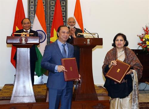 阮春福和莫迪共同见证两国合作项目签字仪式。（图片来源：越通社）