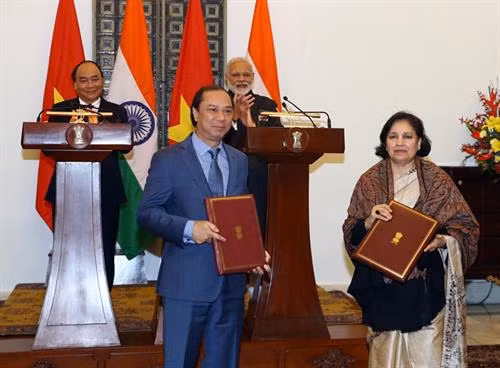 阮春福和莫迪共同见证两国合作项目签字仪式。(图片来源:越通社) 阮春福和莫迪共同见证两国合作项目签字仪式。(图片来源:越通社)