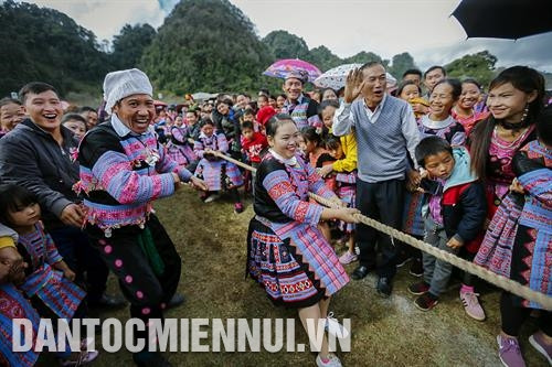 高曹节期间组委会举办多项热闹非凡的民间游戏。记者 仲达 摄 蒙族人手牵手一起 载歌载舞.记者 仲达 摄