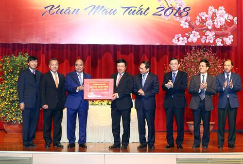 阮春福总理向外交部赠送礼物。越通社记者 统一 摄