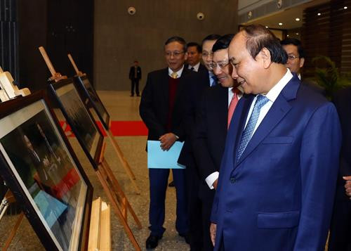阮春福总理参观在外交部新总部举行的图片展。越通社记者 统一 摄
