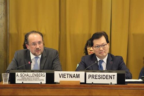 奥地利联邦欧洲与国际事务部部长沙伦贝格（左）和越南驻联合国代表团团长杨志勇大使。图自越通社