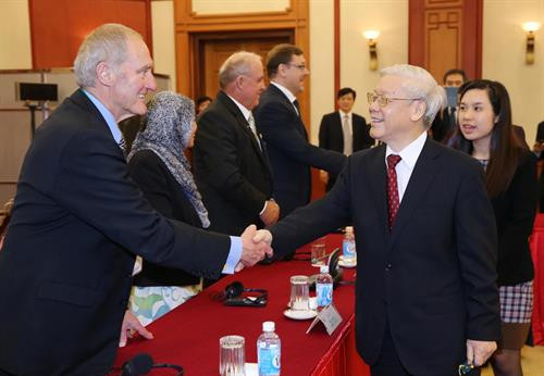 阮富仲与出席APPF-26代表握手。（图片来源：越通社）