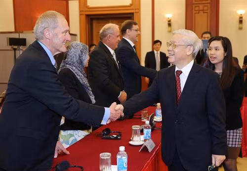 阮富仲与出席APPF-26代表握手。（图片来源：越通社）