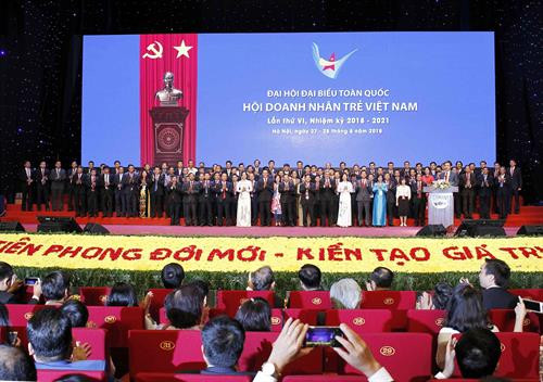 出席2018-2021年任期越南青年企业家协会第六届全国代表大会的代表 图自越通社