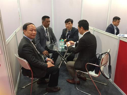 在越南展位交谈。（图片来源：互联网）