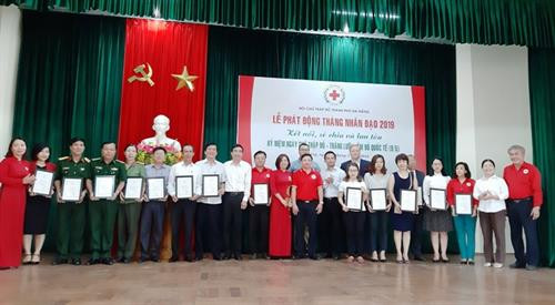 多个单位、个人、好心人士响应岘港红十字会2019年人道月活动，捐赠资金达22亿越盾。图自越通社