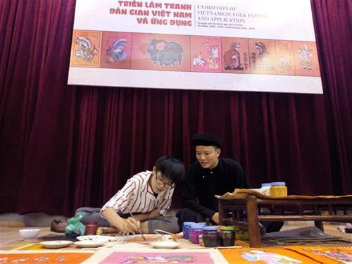画家现场施展才艺。图自越通社