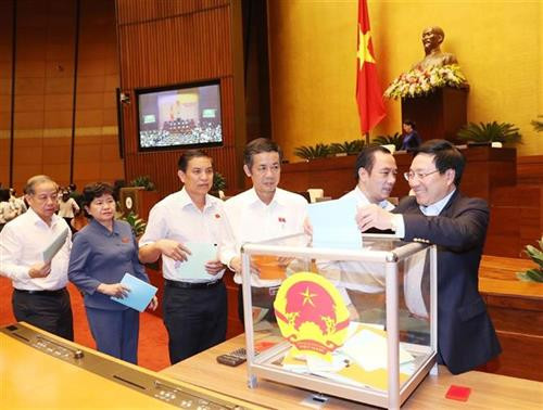 各位国会代表进行信任投票。 图自越通社 各位国会代表进行信任投票。 图自越通社