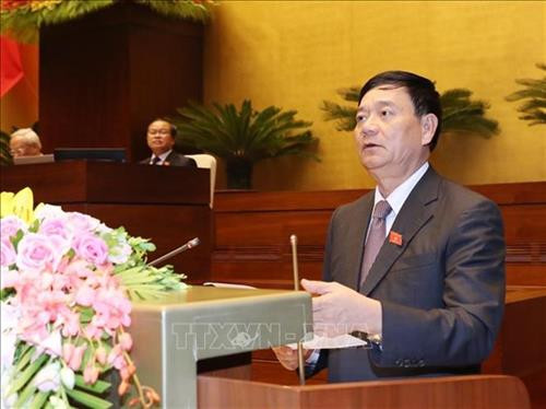 国会常务委员会委员、代表工作委员会主任陈文髓作了关于接受投信任票的领导人名单的呈文。图自越通社