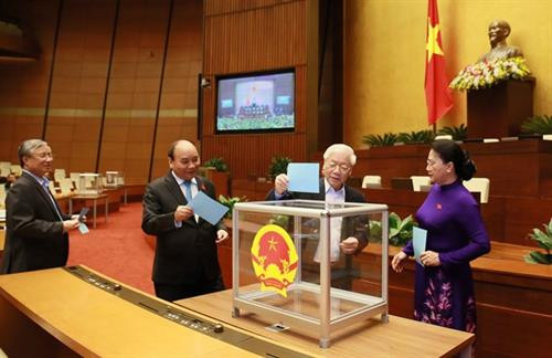 越南党和国家领导对任命阮孟雄为信息传媒部部长职务进行投票。图自越通社