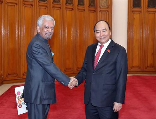 政府总理阮春福会见联合国常驻越南协调员卡玛勒·马特拉。图自越通社