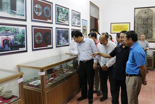 参观展览会的游客。图自越通社