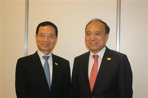 越南信息与传媒部部长阮孟雄（左）会见国际电信联盟秘书长赵厚麟。图自越通社