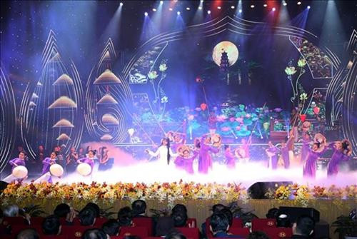 资料图：2019年“家乡之春”活动期间的文艺表演节目。图自越通社