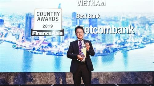 越南外贸股份商业银行驻中国香港的越南金融公司经理阮玉班领奖。图自https://cn.nhandan.com.vn