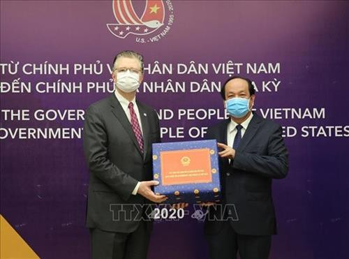 越南领导代表向美国驻越大使赠送医疗用品。图自越通社