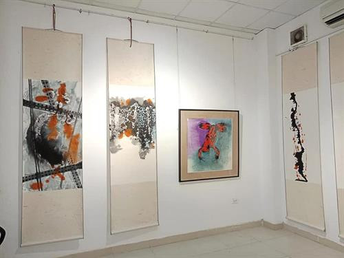 越南画家邓越的“桥梁”个人画展。图自因特网