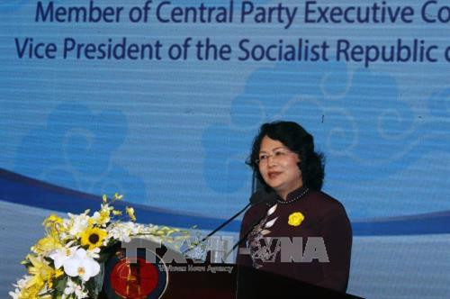 邓氏玉盛在纪念典礼上发表讲话。（图片来源：越通社）