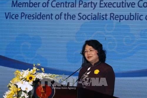 邓氏玉盛在纪念典礼上发表讲话。（图片来源：越通社）