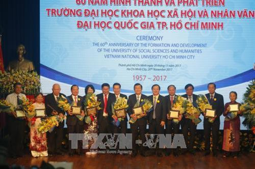 代表们合影。（图片来源：越通社）