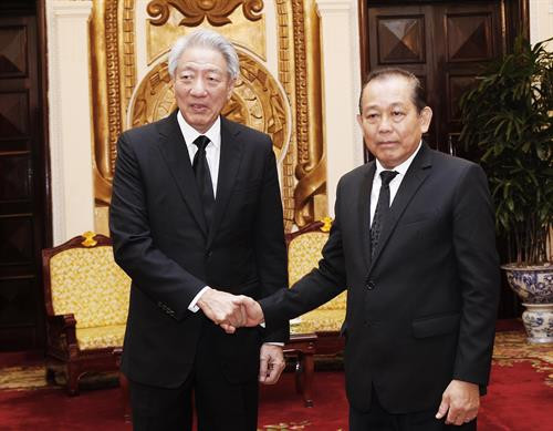 越南政府常务副总理张和平（右）会见新加坡副总理张志贤。图自越通社