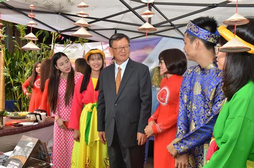 韩国驻柬大使参观越南的展位。(图片来源:越通社) 韩国驻柬大使参观越南的展位。(图片来源:越通社)