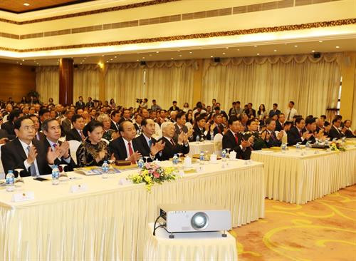 出席第30届外交会议的各位代表 图自越通社