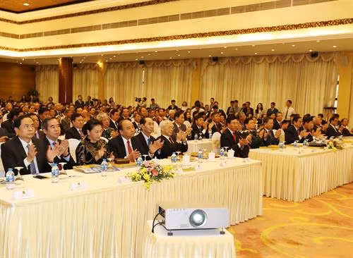 出席第30届外交会议的各位代表 图自越通社