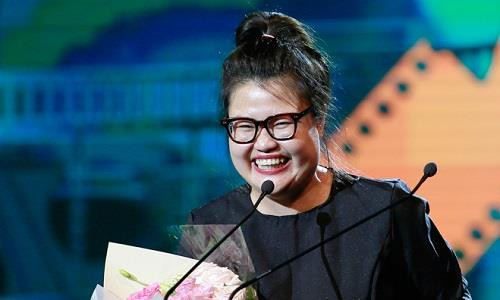 推崇越南传统奥黛的电影《西贡三姐》上台领奖。(图片来源:互联网) 推崇越南传统奥黛的电影《西贡三姐》上台领奖。(图片来源:互联网)