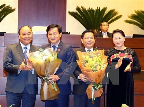 政府总理阮春福（左一）和国会主席阮氏金银（右一）向阮文体和黎明慨赠送鲜花。（图片来源：越通社）