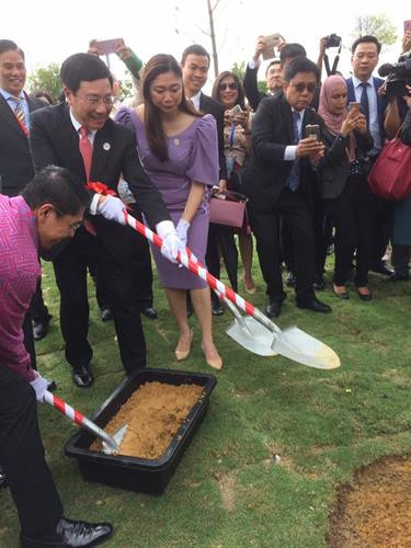 越南政府副总理范平明同各成员经济体的部长植纪念树。（图片来源：越通社）