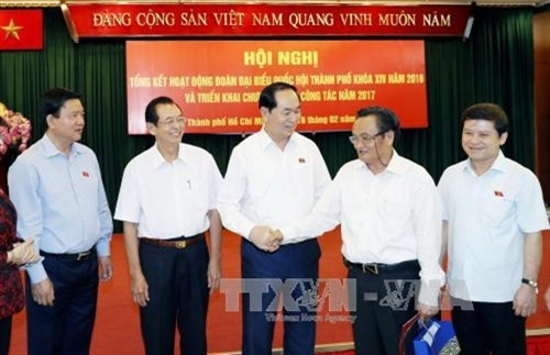 陈大光主席与与会代表交谈（图片来源：越通社）